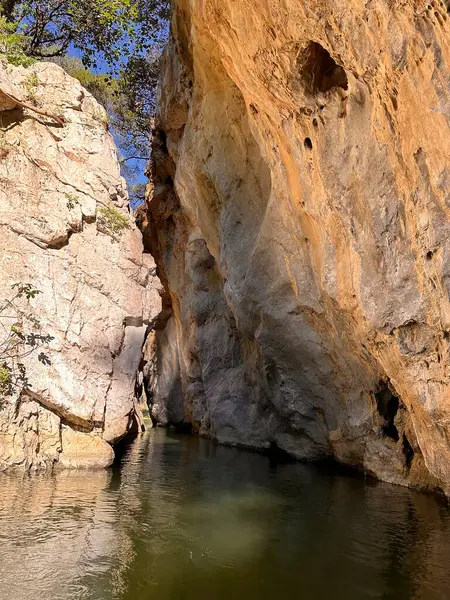 Gole Di Tiberio, İtalya - 2 Kasım 2024: Kaya oluşumları huzurlu bir ortamda sakin suyu çevreleyerek, doğanın ihtişamını vurguluyor