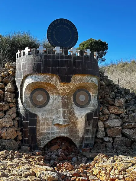 Sicilya 'daki Teatro Andromeda' da antik maske heykeli.
