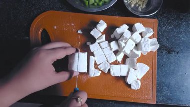 Yemek hazırlamak için bir yudum paneer veya peynir.