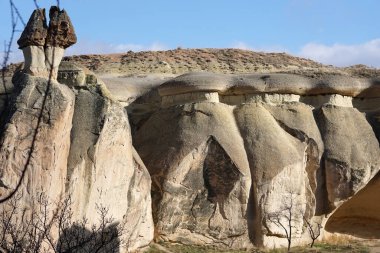 Tricefala peri şöminesi. Pasabagi (Keşişler Vadisi). Devrent Vadisi. Zelve. Cappadocia.Turquia. Kum dağları. yatay