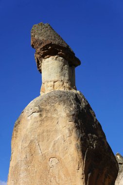 Tricefala peri şöminesi. Pasabagi (Keşişler Vadisi). Devrent Vadisi. Zelve. Cappadocia.Turquia. Kum dağları. dikey