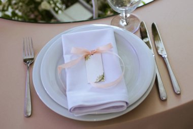 Boş Düğün Resepsiyon Masası Ayarları Gözlük ve Tabaklarla