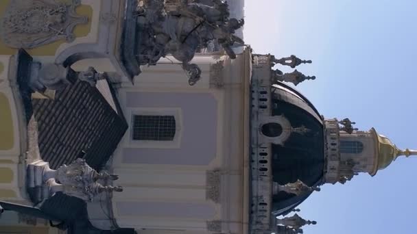 垂直ビデオ 聖ゲオルギオス大聖堂教会の空中からの眺め旧市街の空に対して ウクライナのリヴィウ ウクライナのギリシャカトリックの本殿 — ストック動画
