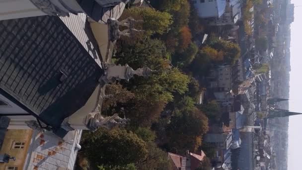 垂直ビデオ 聖ゲオルギオス大聖堂教会の空中からの眺め旧市街の空に対して ウクライナのリヴィウ 都市のギリシャカトリック大聖堂の上にドローンで飛んでいます 物体からの出発 — ストック動画