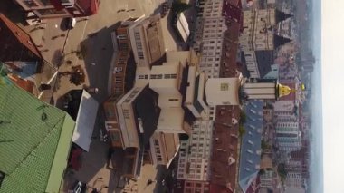 Dikey video. Eski Avrupa mimarisine sahip İvano-Frankivsk şehrinin tarihi manzarası.