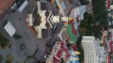 Dikey video. İvano-Frankivsk 'in tarihi merkezinden eski Avrupa mimarisi ile birlikte insansız hava aracıyla kalkış. Tüm şehrin havadan görüntüsü.