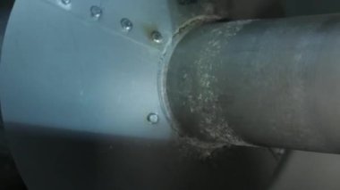 Dikey video. Şeker üretimi için toplu santrifüj. Şeker yüklemesi, rotasyonu ve boşaltımı. Tam şeker pancarı işleme döngüsü.