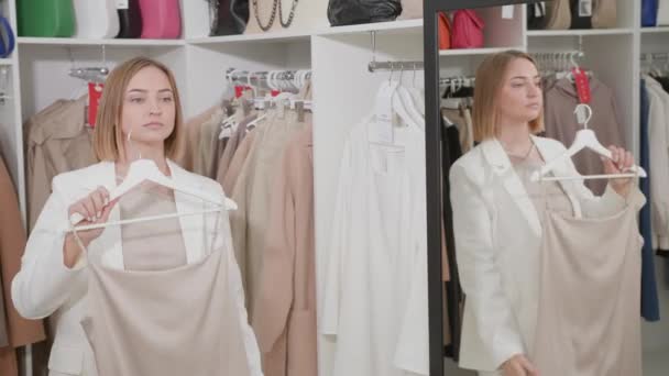 Blondinette Blanche Choisissant Nombreux Vêtements Sur Rail Suspendus Essayant Sur — Video