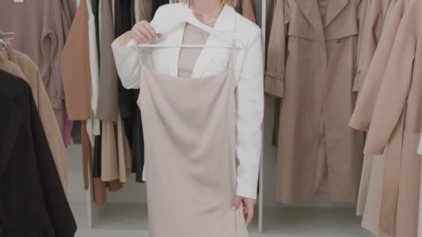 Caucasienne Blonde Dans Costume Affaires Blanc Essayant Sur Robe Soie — Video