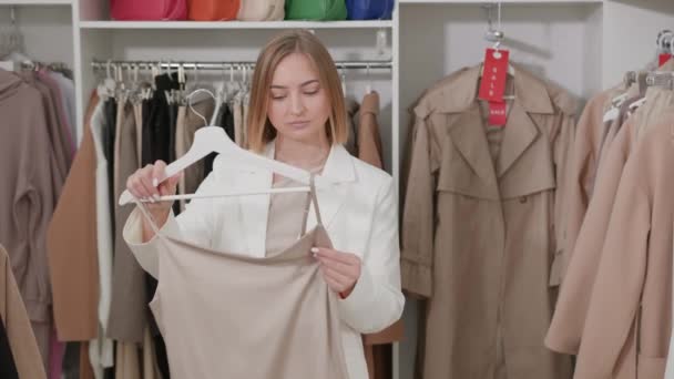 Femme Caucasienne Blonde Costume Affaires Blanc Essayant Une Robe Soie — Video
