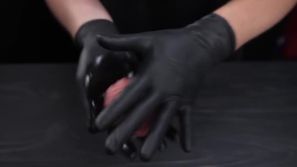 Mâinile Bucătarilor Mănuși Negre Trec Carnea Tocată Mână Mână Formarea — Videoclip de stoc