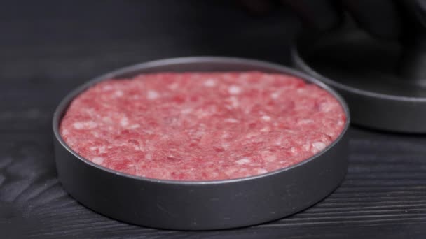 Szakácsok Fekete Kesztyűben Megnyomják Sajtót Hogy Hamburgert Készítsenek Darált Húsból — Stock videók