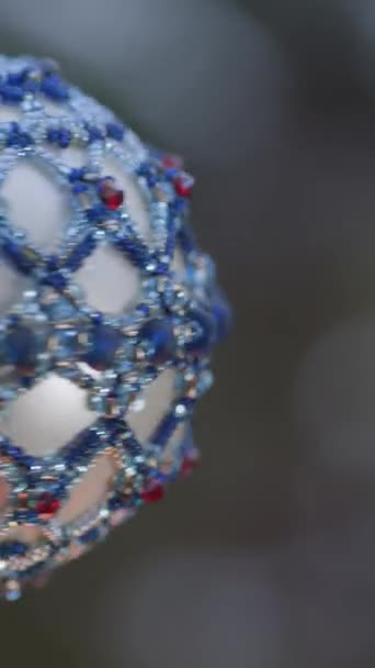 垂直射击 用蓝色和红色珠子装饰的圣诞树玩具灰色垫子的特写镜头 新年假期 — 图库视频影像
