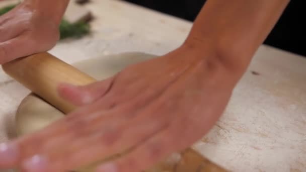 Close Mãos Femininas Chef Trabalham Com Rolo Madeira Rolando Sobre — Vídeo de Stock