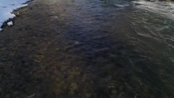 Πετάξτε Πάνω Από Ροή Ενός Χειμερινού Ορεινού Ποταμού Διαφανές Νερό — Αρχείο Βίντεο