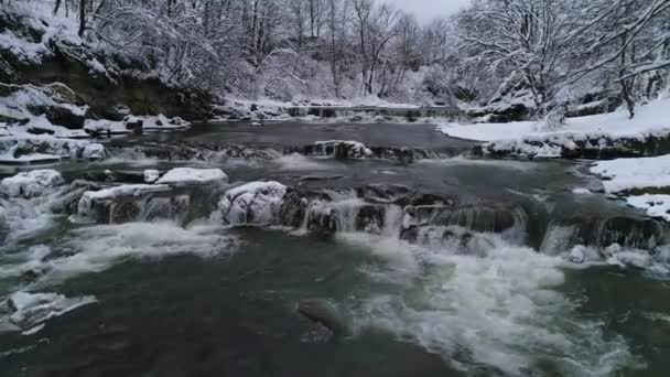 Flying Fast Flowing Mountain Winter River Cloudy Day Shores Covered — Stock Video