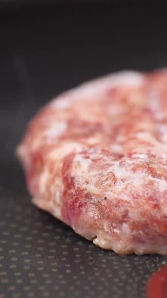 Vertikální Video Část Hamburgeru Hovězího Vepřového Který Smaží Pánvi Led — Stock video
