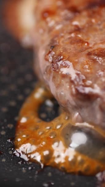 Dikey Video Tavada Kızartılmış Sığır Eti Domuz Etinden Yapılmış Hamburger — Stok video