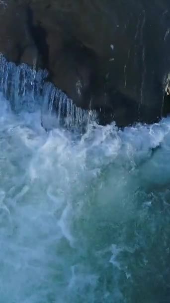 Κάθετο Βίντεο Ρεύμα Ενός Ορεινού Ποταμού Μια Χειμωνιάτικη Ηλιόλουστη Μέρα — Αρχείο Βίντεο