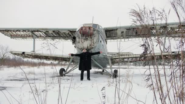 Old Broken Aircraft Middle Snowy Landscape Man Dark Coat White — Video Stock