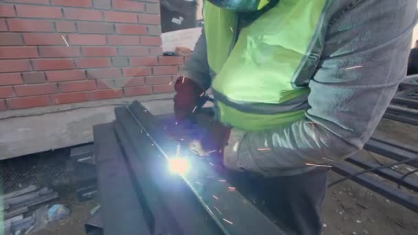 Welder Protective Mask Gloves Green Vest Works Metal Steel Iron — Stockvideo
