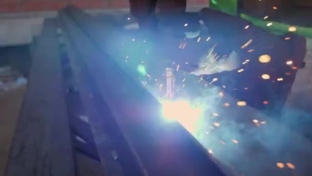 Welder Works Metal Using Welding Machine Bright Sparks Flashes Super — Stockvideo