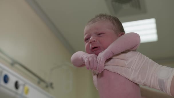 Egy Orvos Keze Fehér Kesztyűben Tart Egy Újszülött Síró Babát — Stock videók