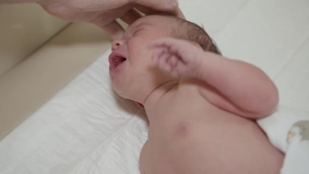 갓난아기가 고통스럽게 왼쪽에 접종에서 표시가 있습니다 — 비디오