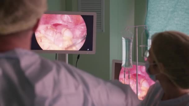 Медицинские Специалисты Современной Операционной Врачи Проводят Лапароскопическую Операцию Наблюдают Процессом — стоковое видео