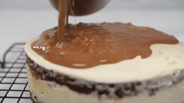 Produção Produtos Confeitaria Rack Pastelaria Bolo Derramado Com Caramelo Cheio — Vídeo de Stock