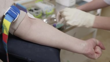 Kadın laboratuvar asistanı test için venöz kan alıyor. Klinikteki laboratuvar. Sağlık hizmetleri kavramı.