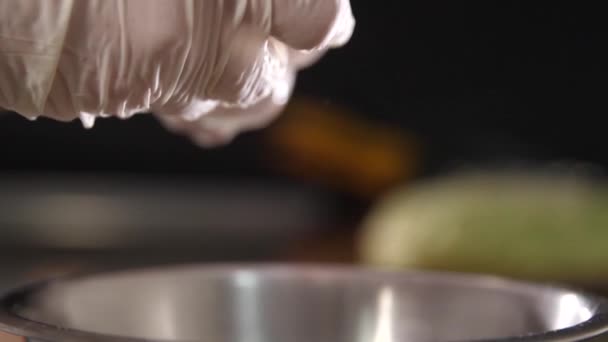 Kook Handen Witte Handschoenen Breekt Schaal Van Een Kippenei Giet — Stockvideo