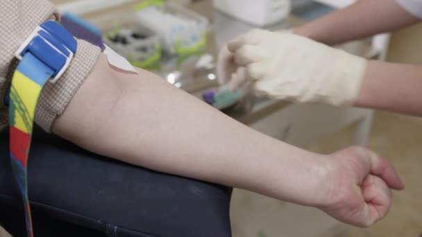 女性实验室助理抽取静脉血进行检测 在诊所的实验室保健概念 — 图库视频影像