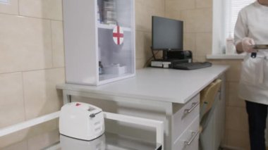 Klinikteki doktor kullanılmış şırıngaların yaktığı iğnelerin yok edicisine yaklaşıyor. Ve iğneyi batırdı..