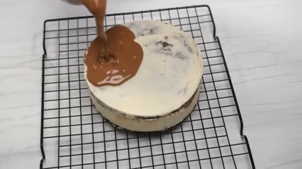 Sur Support Pâtisserie Gâteau Est Versé Avec Caramel Rempli Morceaux — Video