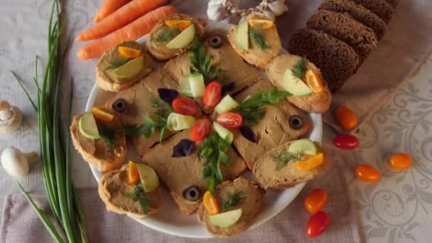 Een Wit Bord Draaien Broodjes Met Paté Plakjes Komkommer Tomaat — Stockvideo