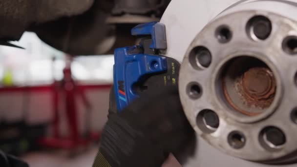 Lutsk Volyn Ukraine February 2023 Professional Mechanic Installs New Brake — 图库视频影像