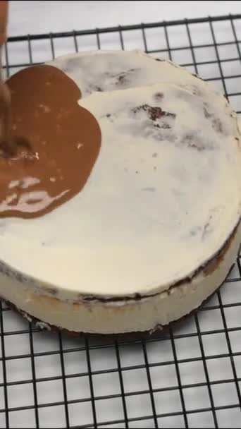 Vidéo Verticale Sur Support Pâtisserie Gâteau Est Versé Avec Caramel — Video