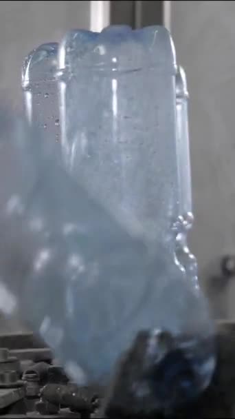 Vertikal Video Processen Att Skölja Plastflaskor Innan Går Kran Produktion — Stockvideo