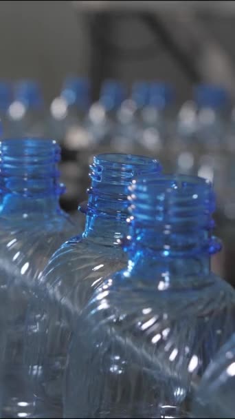 Vertical Video Empty Blue Plastic Bottles Moved Conveyor Belt Mineral — Vídeo de Stock