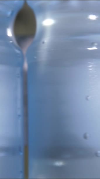 Vídeo Vertical Primer Plano Una Botella Plástico Llena Agua Mineral — Vídeos de Stock