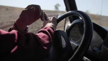 Lutsk, Volyn / Ukrayna - 19 Ekim 2019: erkek elleri Land Rover logosuna sahip bir arabanın direksiyonunu çeviriyor. Alet paneli. Araba sürmeye başlıyor..
