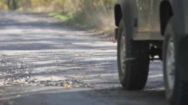 Lutsk, Volyn / Ukrayna - 19 Ekim 2019: Bir Land Rover Defender yolda ilerliyor, tekerlekleri yolda ilerliyor.