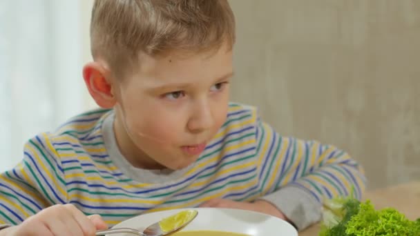 Vit Hungrig Brunhårig Pojke Äter Soppa Med Sked Vit Platta — Stockvideo