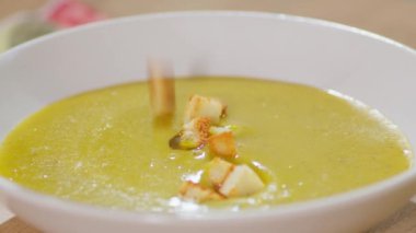 Krema çorbasına düşen kurutulmuş beyaz ekmek parçalarını kapatın. İlk yemekleri krakerlerle servis etmek..