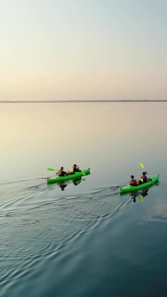 Vídeo Vertical Dos Kayaks Verdes Con Hombres Mujeres Navegan Isla — Vídeos de Stock