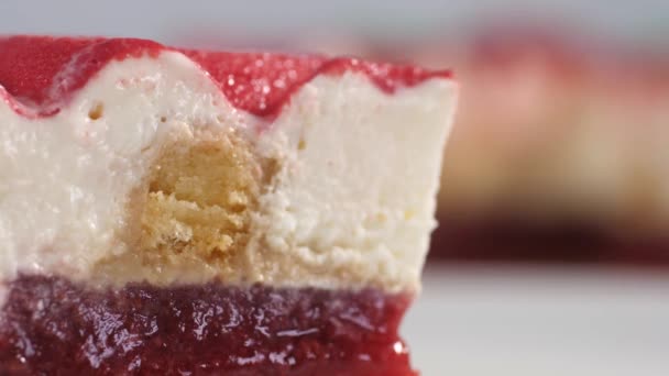 Dekat Dari Sepotong Kue Strawberry Sebuah Panorama Lapisan Krim Biskuit — Stok Video