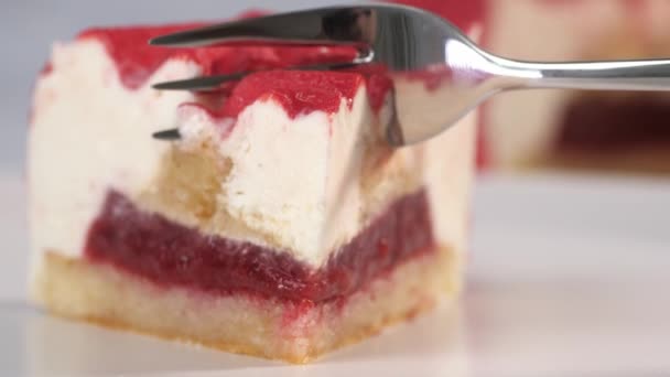 Sluiten Van Een Stuk Aardbeientaart Wordt Gesneden Met Een Dessertvork — Stockvideo