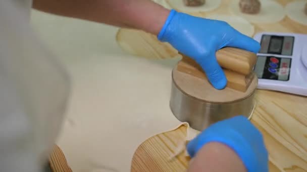 Ekstruzja Okrągłego Ciasta Wyspecjalizowaną Formą Wyrobu Khinkali Kucharze Niebieskich Rękawiczkach — Wideo stockowe