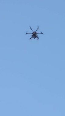 Dikey video. Uzaktan kumandalı bir askeri hava aracı gökyüzüne bir bomba atıyor. Son teknoloji güdümlü hava silahları..